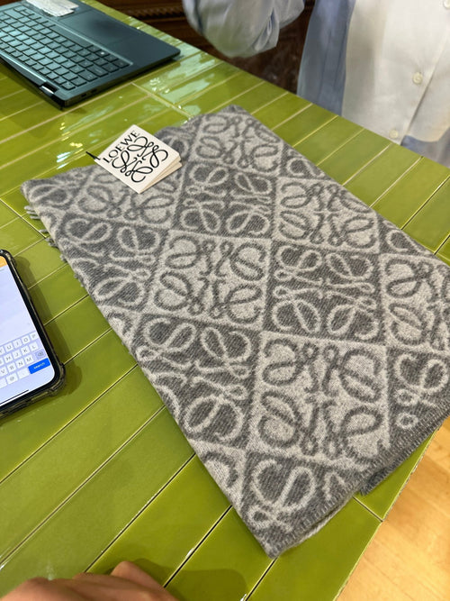 2025 年十大名牌圍巾推介|暖意與時尚兼備的冬季必備單品 - LondonKelly 英國名牌代購