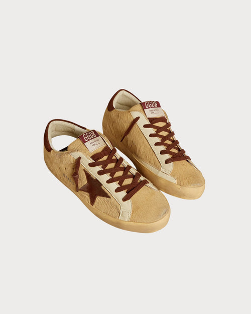 GOLDEN GOOSE Women’s Super - Star in beige pony skin with brown suede star and heel tab | 黃金鵝 女款 Super - Star 米色小馬皮款,搭配棕色麂皮星星與後跟標籤(棕色) - LondonKelly 英國名牌代購