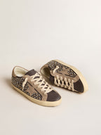 GOLDEN GOOSE Super-Star LTD in gray nubuck with Swarovski pearls and suede star | 黃金鵝 Super-Star LTD 灰色磨砂皮款，搭配施華洛世奇珍珠與麂皮星星（鴿灰色）