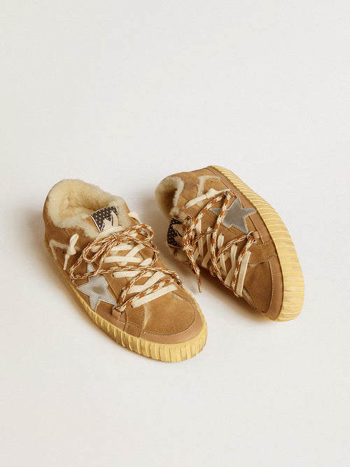 GOLDEN GOOSE Super-Star in beige suede and shearling with metallic leather star | 黃金鵝 Super-Star 米色麂皮與羊毛款，搭配金屬皮革星星（煙草色）