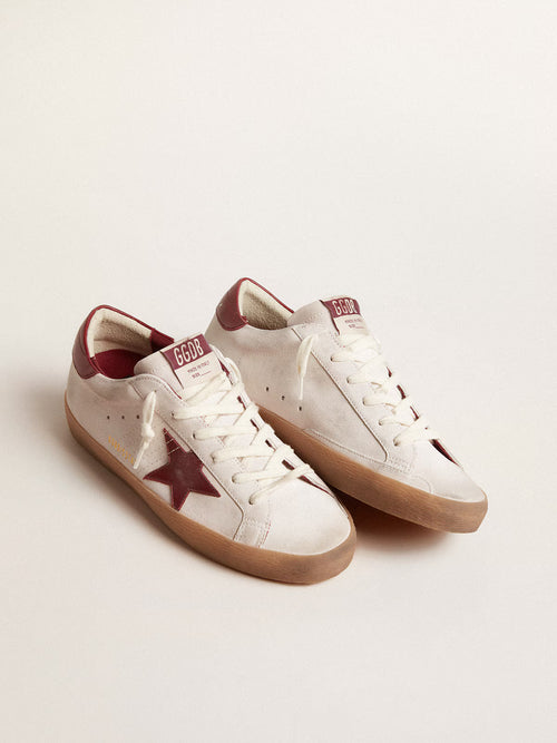 GOLDEN GOOSE Super-Star in white suede with burgundy leather star and heel tab | 黃金鵝 Super-Star 白色麂皮款，搭配酒紅色皮革星星與後跟標籤（白色）